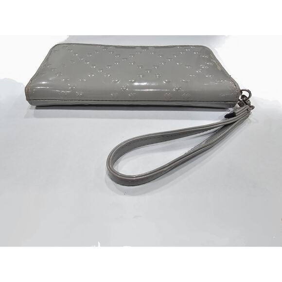 Betsey Johnson Gray Heart Embossed Wristlet / Wallet - Picture 4 of 13